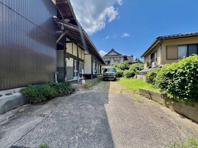 1923 Kominka for Renovation in Kurayoshi with Garden and Well - Thumbnail 4