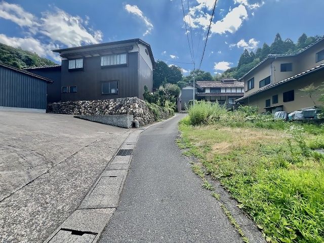 1923 Kominka for Renovation in Kurayoshi with Garden and Well - Thumbnail 2