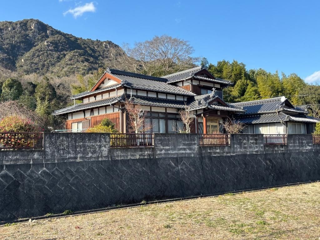9DK House with Warehouse and Farmland in Hofu, Yamaguchi - Image 1