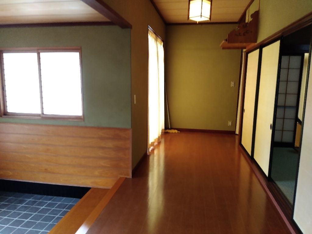 Spacious 1983 House on Corner Lot in Oyabe, Toyama - Thumbnail 2