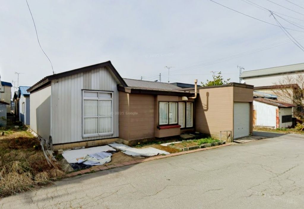 60万 Yen Compact House with Carport in Tsugaru City, Aomori - Thumbnail 2