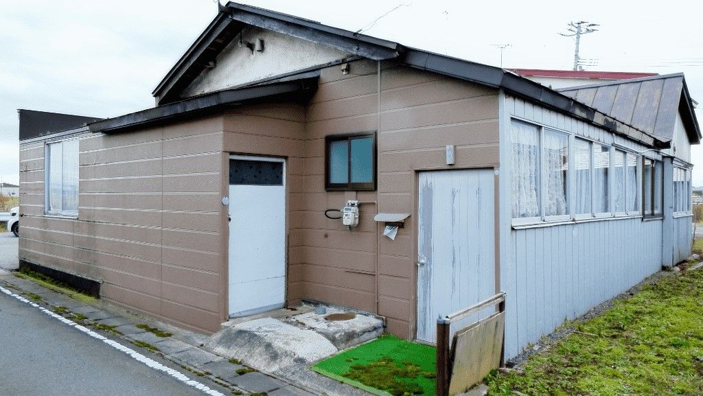 60万 Yen Compact House with Carport in Tsugaru City, Aomori - Thumbnail 3