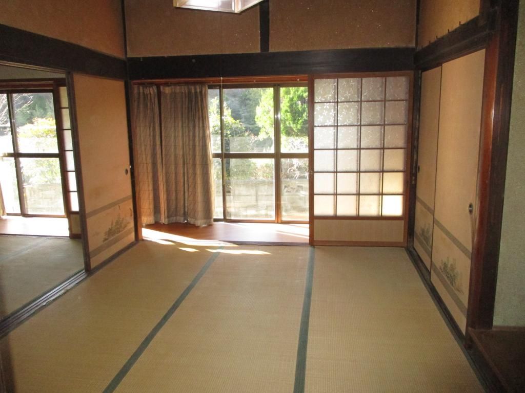 DIY Renovation Project: Spacious Akiya House with Land in Kasaoka - Thumbnail 3