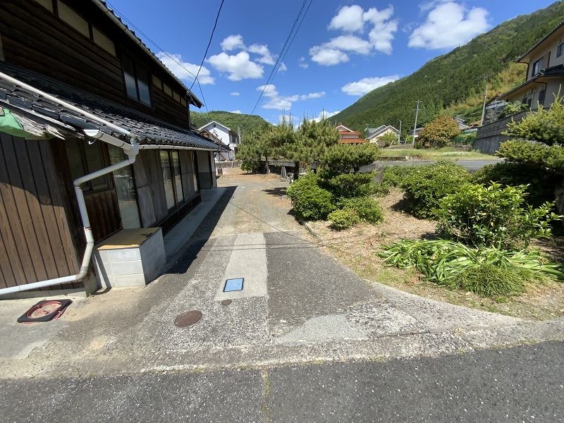 8DK Detached House for Sale in Iwakuni, Yamaguchi - Thumbnail 2
