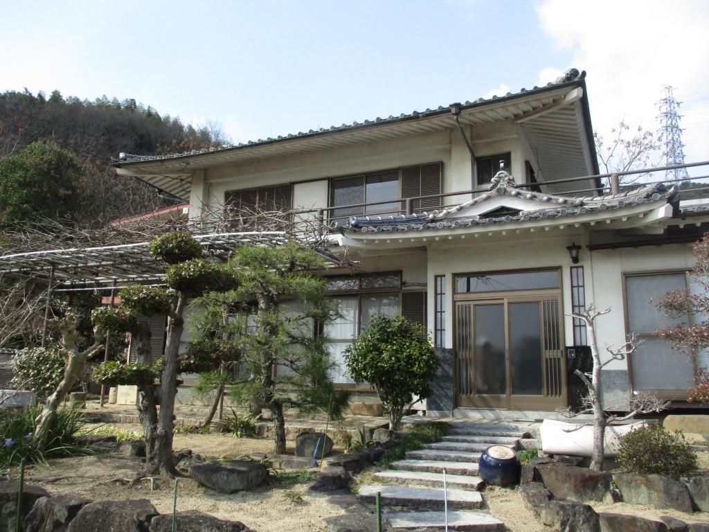 7DK House with Detached Unit & Farmland in Kasaoka, Okayama - Image 1