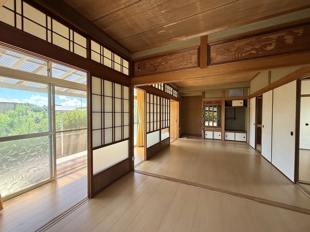 Charming Yellow Single-Story House with Garden in Ibusuki - Thumbnail 4