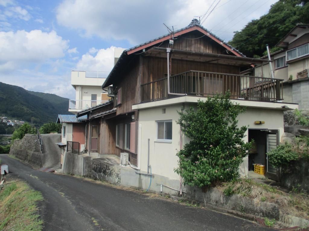 Well-Maintained 4K House in Yawatahama, Ehime - Akiya Bank Listing - Thumbnail 2