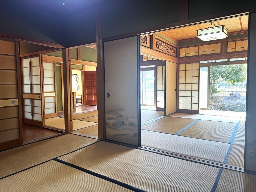 8-Bedroom House for Sale on Large Corner Lot in Nishiwaki - Image 1