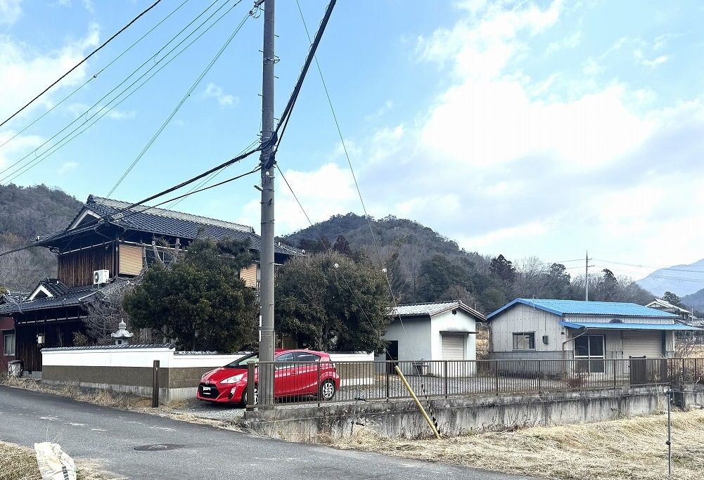 8-Bedroom House for Sale on Large Corner Lot in Nishiwaki - Image 1