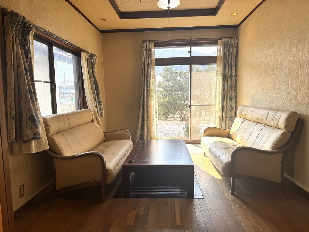 8-Bedroom House for Sale on Large Corner Lot in Nishiwaki - Image 3