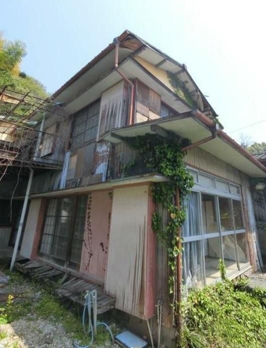 Spacious 196 sqm Corner Lot for Sale in Central Yawatahama, Ehime - Thumbnail 4