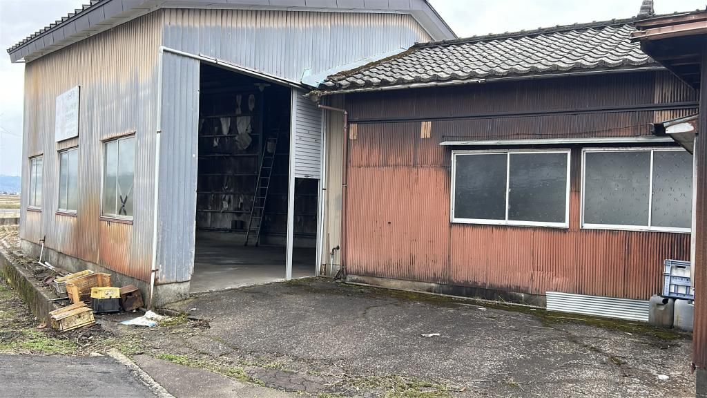 Spacious Former Factory Office for Rent in Sanjo, Niigata - Thumbnail 2