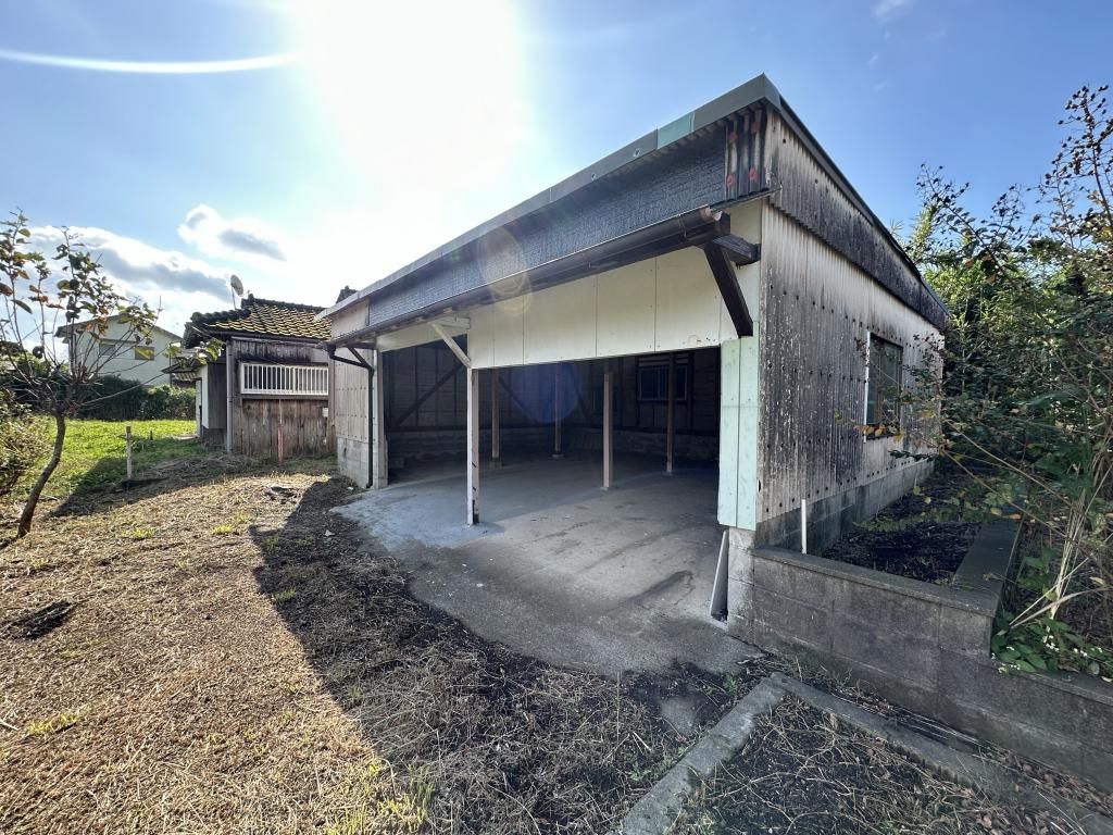 Spacious 3LDK House on 998 sqm Land in Quiet Ibusuki - Thumbnail 2