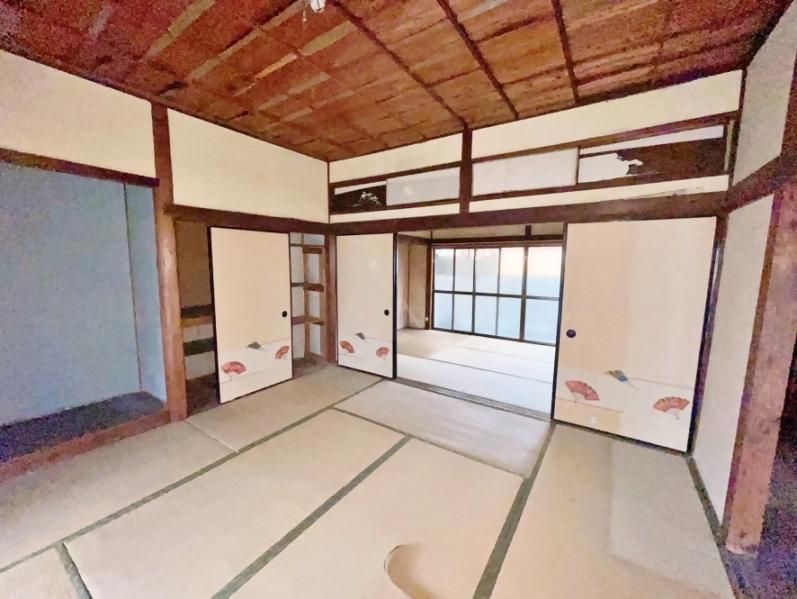 Single-Story 4DK Wooden House for Sale in Wakamatsu-ku, Kitakyushu - Thumbnail 3
