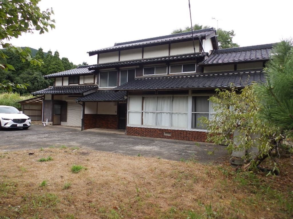 1869 Historic Timber House for Sale in Imari, Saga with Mountain Views - Image 1