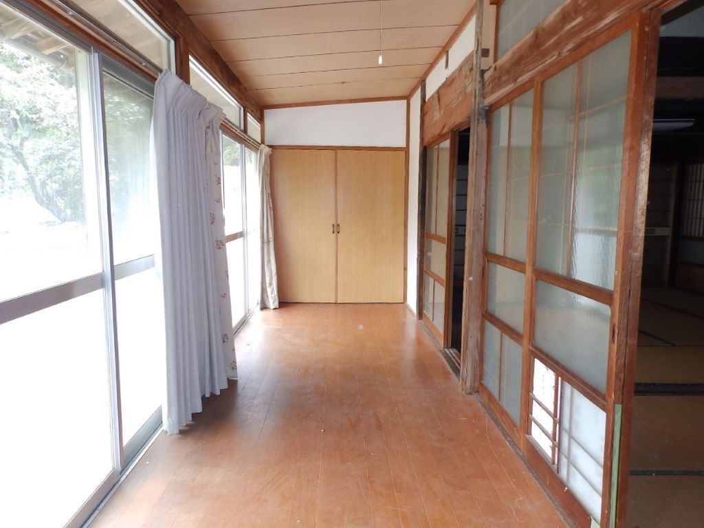 1869 Historic Timber House for Sale in Imari, Saga with Mountain Views - Thumbnail 4
