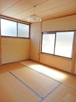 7DK House for Sale in Quiet Kitsuki Neighborhood with Large Garden - Thumbnail 2