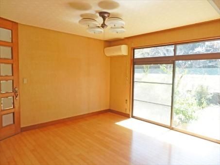 7DK House for Sale in Quiet Kitsuki Neighborhood with Large Garden - Thumbnail 3
