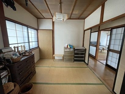 Spacious 8DK Akiya House with Large Garden in Kuroishi, Aomori - Thumbnail 2