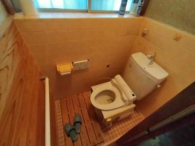 9-Room Traditional House in Shimoichi, Nara Prefecture — Toilet, Shimoichi, Nara