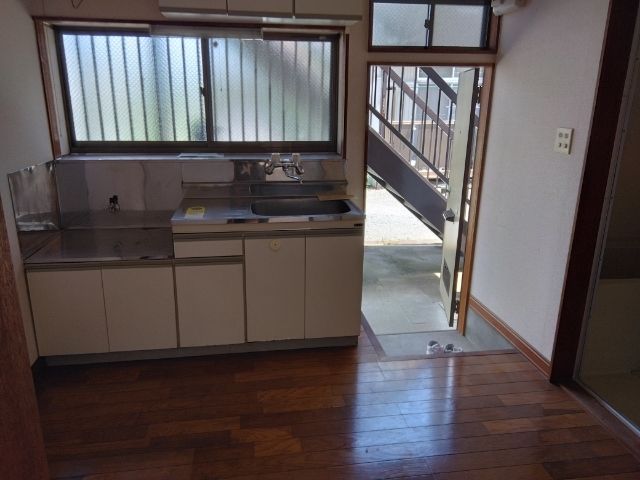 1K Apartment for Rent in Hadano, Kanagawa - 36.3 sqm, South-Facing - Thumbnail 4