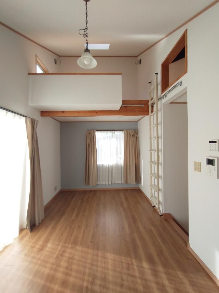 Renovated Hadano House with Dual Kitchens & Garden for Rent - Thumbnail 3