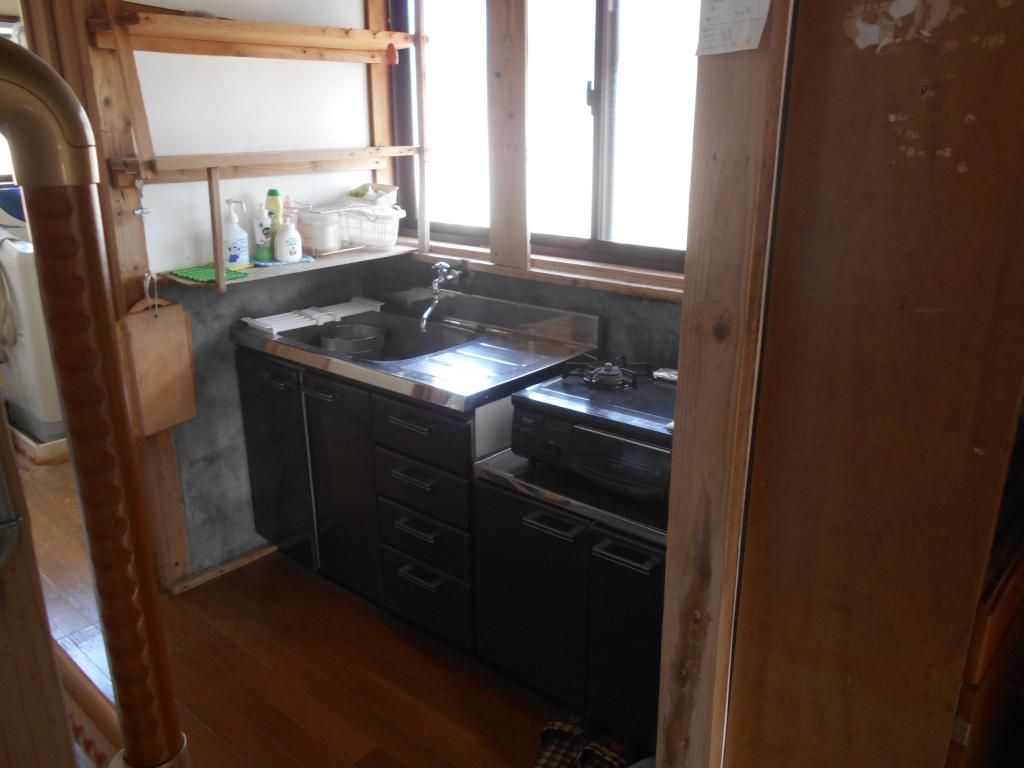 Compact 1962 Single-Story House for Sale in Imari, Saga - Thumbnail 2