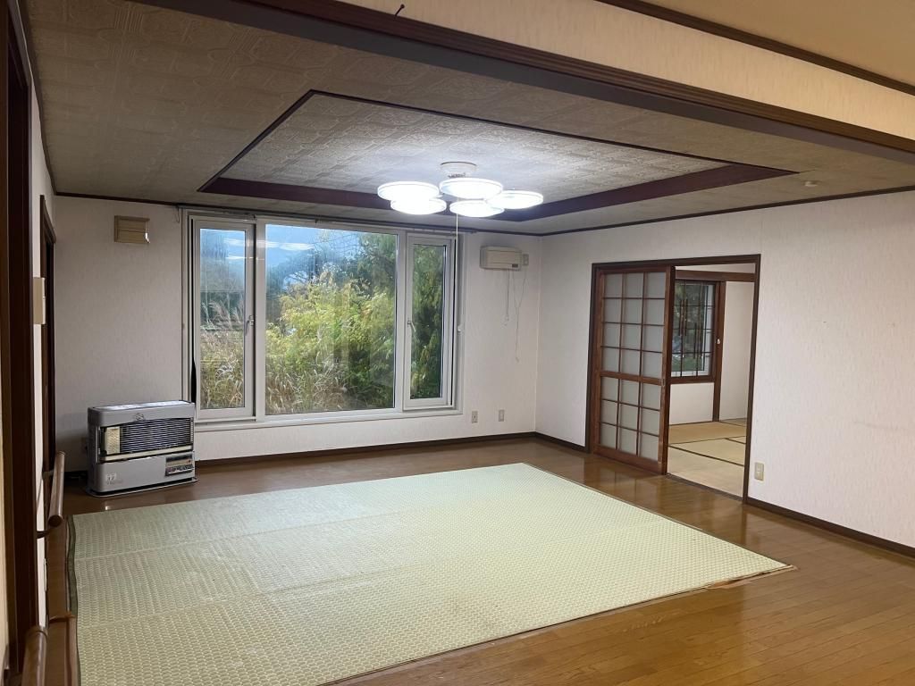 7LDK Family Home on Large Corner Lot in Kuriyama, Hokkaido - Thumbnail 2