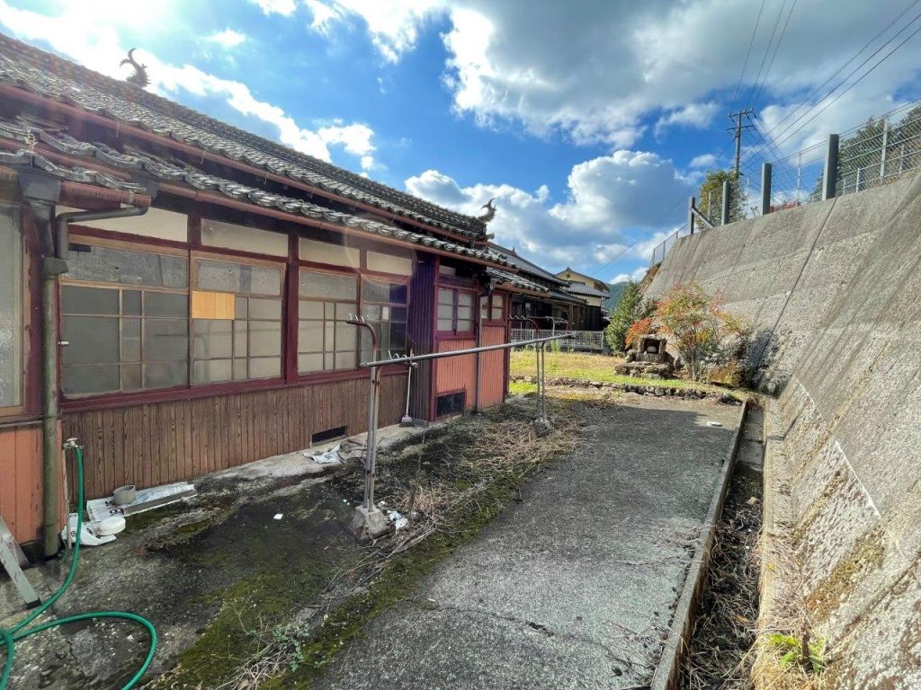 110-Year Traditional House with Farmland in Seiyo, Ehime - Thumbnail 3