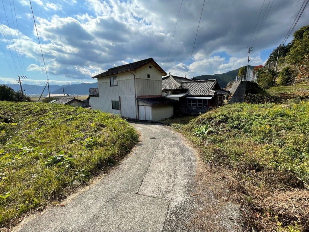 110-Year Traditional House with Farmland in Seiyo, Ehime - Thumbnail 2