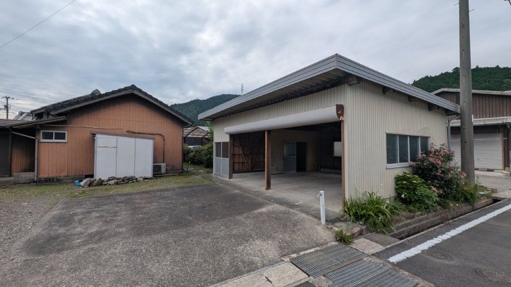 Spacious Koka House with Cherry Blossom Views - Thumbnail 2