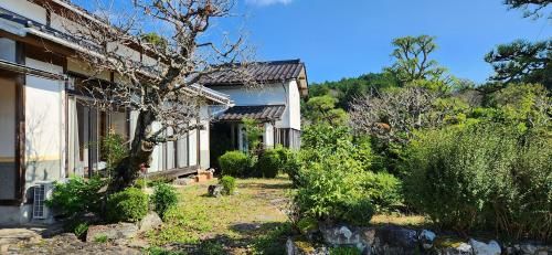 5DK Home with Large Garden & Farmland in Nagi, Okayama - Thumbnail 2