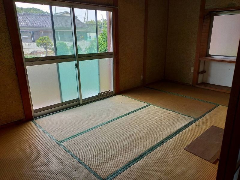 5DK Detached House for Sale in Niihama, Ehime - 298.9sqm Land - Thumbnail 2