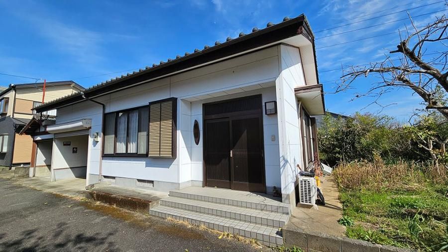 5LDK Japanese House in Quiet Miyazaki Residential Area - Thumbnail 4