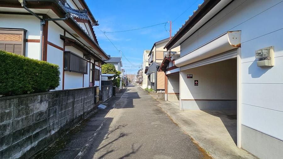 5LDK Japanese House in Quiet Miyazaki Residential Area - Thumbnail 2