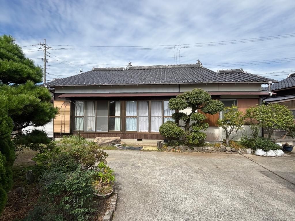 Spacious 5DK House with Outbuilding in Hofu, Yamaguchi - Main Image