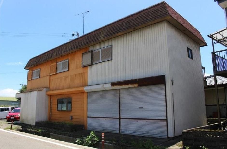 Spacious 1981 Detached House on 304 sqm Corner Lot in Ishii, Tokushima - Thumbnail 2
