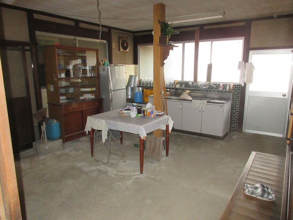 Meiji-Era 6DK Farmhouse with 676sqm Land in Miyoshi City - Thumbnail 2