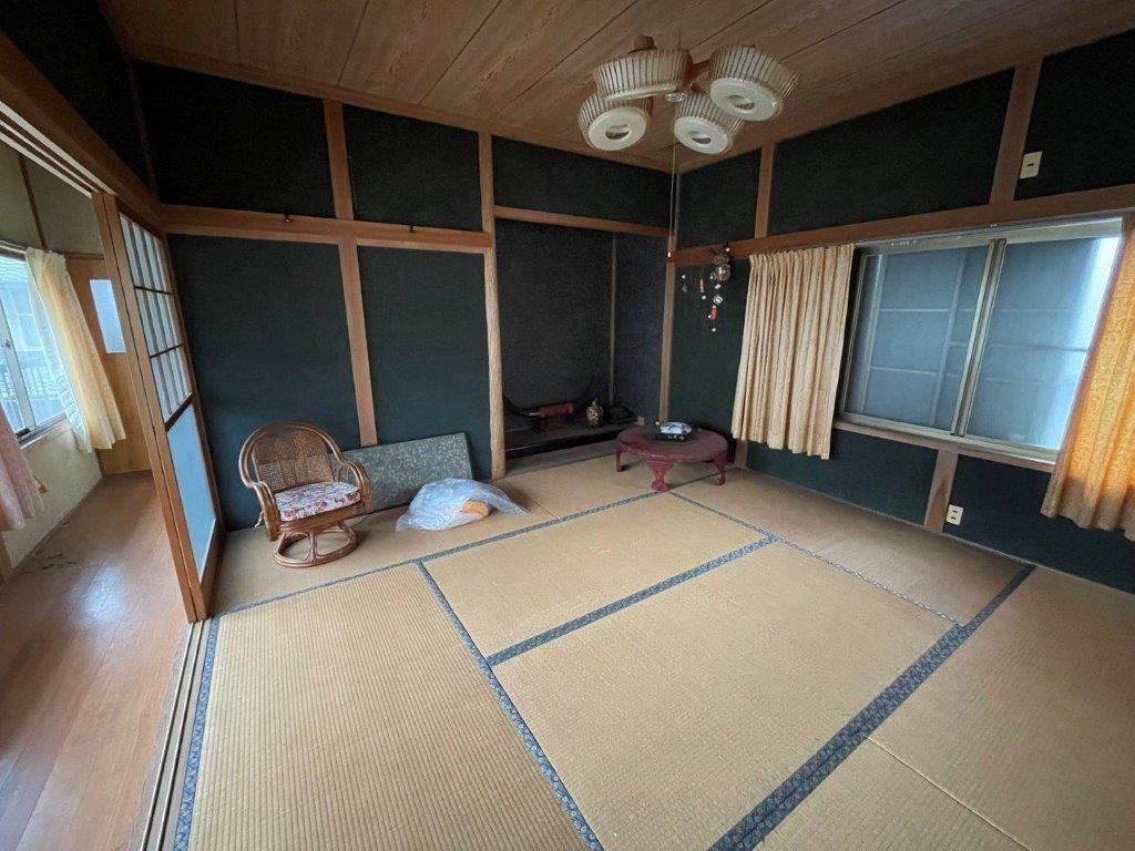 Seiyo City House with Annex & Storehouse Near Sea - 9DK Layout - Thumbnail 3