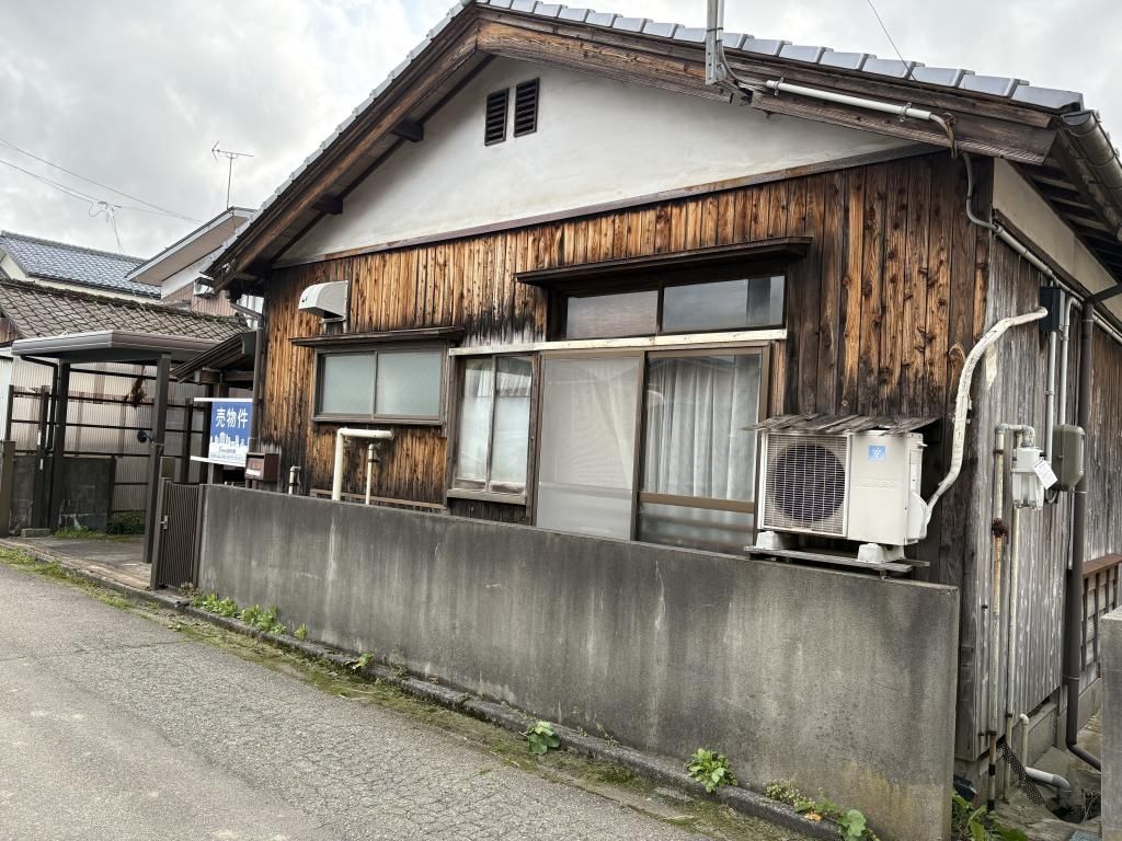Compact 5DK Vacant House for Sale in Sanjo City, Niigata - Image 1