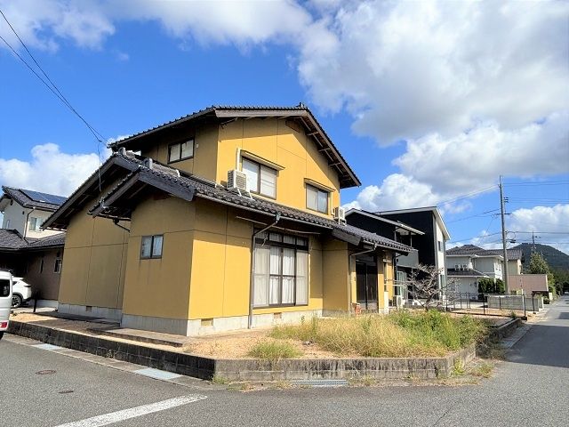 5DK Detached House with Garden for Sale in Kurayoshi, Tottori - Image 1