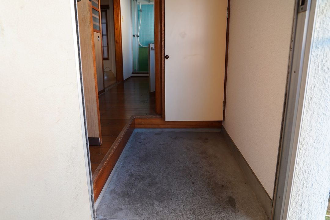 Retro Apartment in Atami, Shizuoka with Natural Light - Thumbnail 3