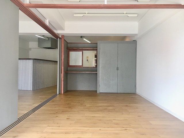 1LDK Retro Apartment in Osaka with Indoor Window - Thumbnail 2