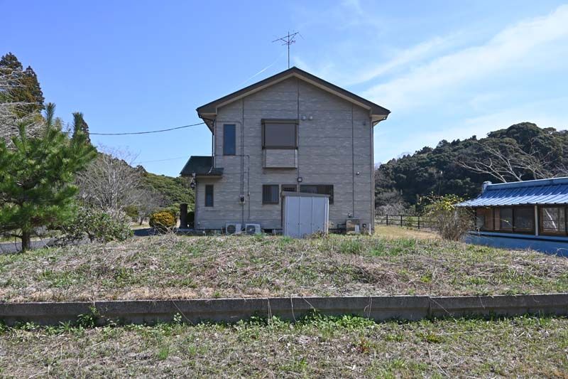 Lakefront House with Panoramic Views in Ichinomiya, Chiba - Thumbnail 3