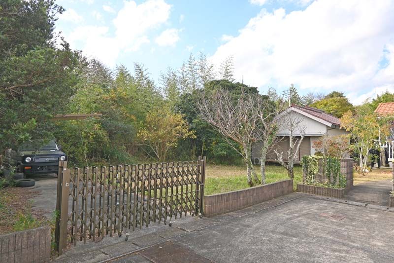 Land with Old House for Sale in Isumi City, Chiba - Thumbnail 3