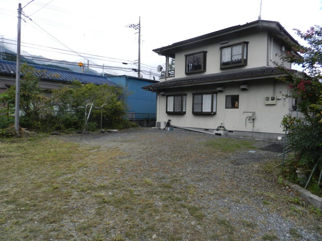Spacious 172 Tsubo Property in Chichibu with Dog Run Potential - Thumbnail 3
