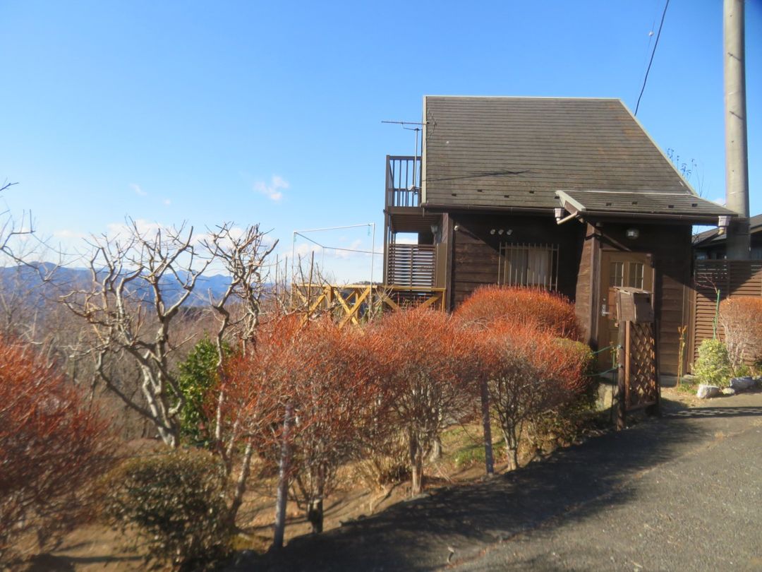 Charming Minano House with Wood Balcony & Mountain Views - Thumbnail 4