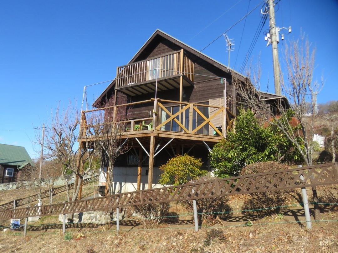 Charming Minano House with Wood Balcony & Mountain Views - Thumbnail 3