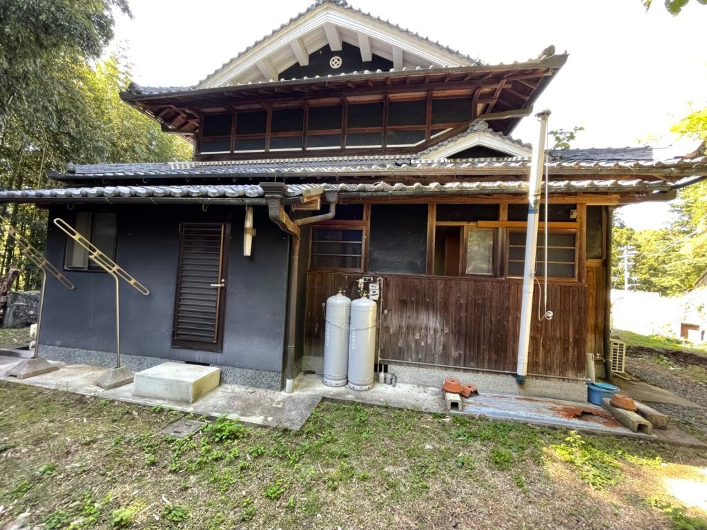 Spacious Kominka with Storehouse for Sale in Chihayaakasaka - Thumbnail 2