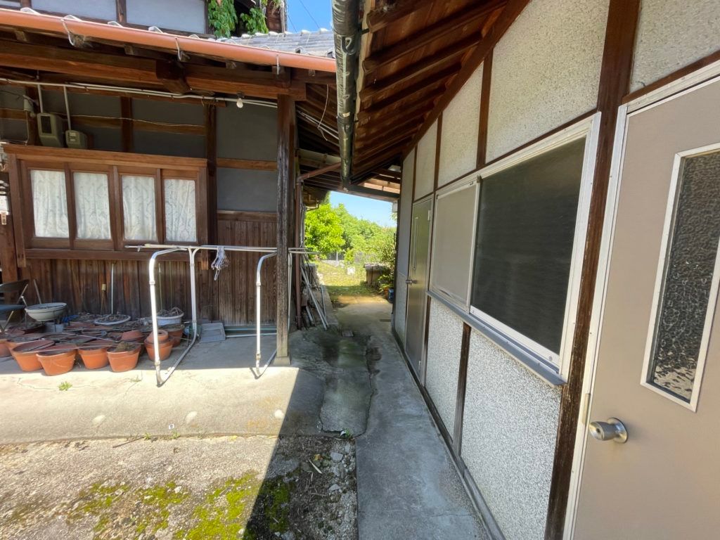Traditional Farmhouse for Sale in Chihayaakasaka Village with Mountain Views - Thumbnail 3